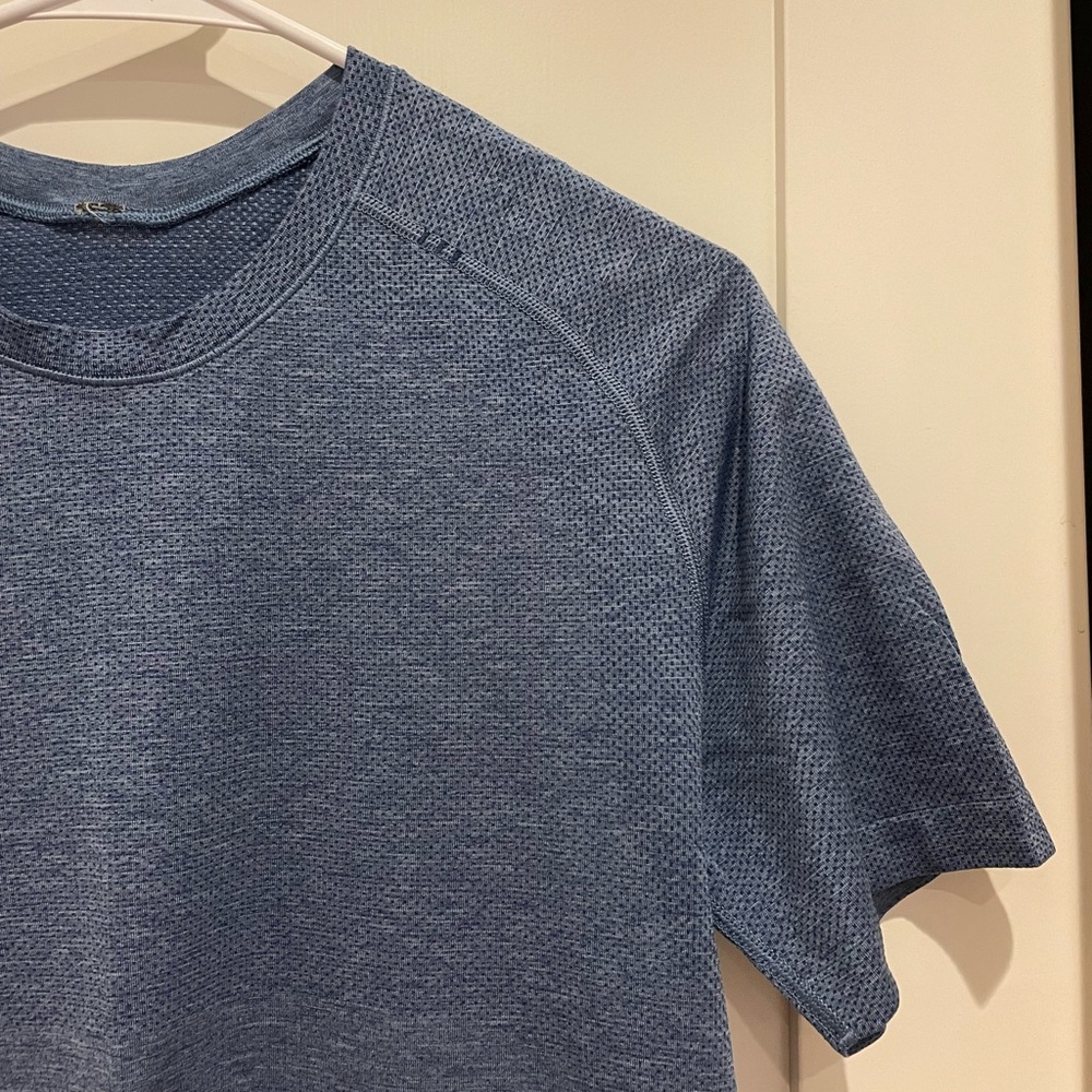 Men's Lululemon Blue Workout T-Shirt - Picture 2 of 5